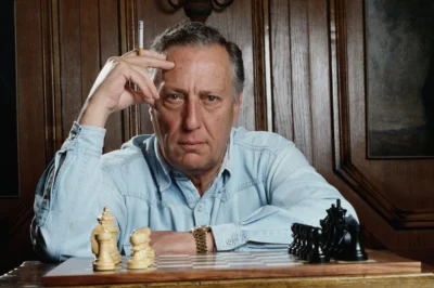 Pitié! Frederick Forsyth, le maître du roman d’espionnage, s’est éteint à 87 ans