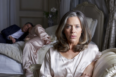 J’ai surpris mon mari en train de tromper son meilleur ami. Après leur divorce, ils en ont subi les conséquences, et je suis née de nouveau…